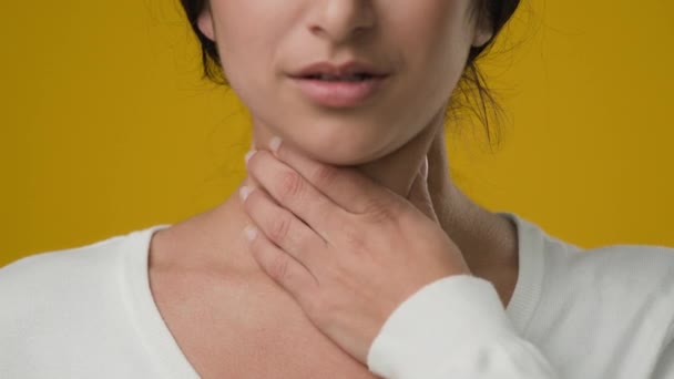 閉じるアップ病気の女性のスタジオ黄色の背景インドの病気の女性の女の子の痛み喉痛み飲み込む扁桃腺感染症首の細菌性疾患Covid 19コロナウイルス — ストック動画