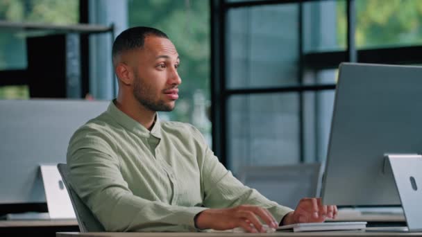 Afroamerikaner Tippen Computer Multirassischen Geschäftsmann Unternehmer Manager Büro Gewinnen Net — Stockvideo