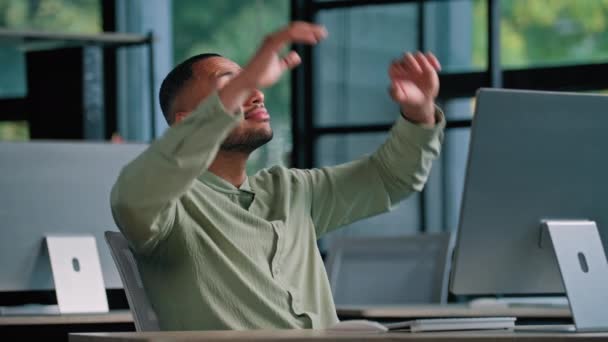 アフリカ系アメリカ人ビジネスマンオフィスワーカーマネージャー起業家マンビジネスマン会社Ceoの上司プログラマーが休憩を取りストレスを軽減満足仕上げ仕事は頭の後ろで手をリラックス — ストック動画