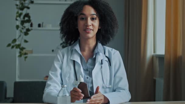 Médico Africano Mulher Étnica Estagiário Médico Terapeuta Farmacêutico Médico Segurar — Vídeo de Stock