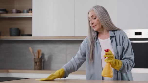 Mulher Idosa Caucasiana Dona Casa Limpa Painel Cozinha Bancada Madeira — Vídeo de Stock