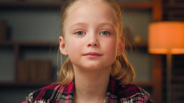 Довольно Симпатичная Девочка Ребенок Подросток Дочь Европеец Европеец Подросток Школьница — стоковое видео