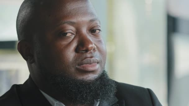 생각깊은 아프리카 미국인 사업가와 사이즈두꺼운 고용주 에이전트 사업가 매니저는 카메라를 — 비디오
