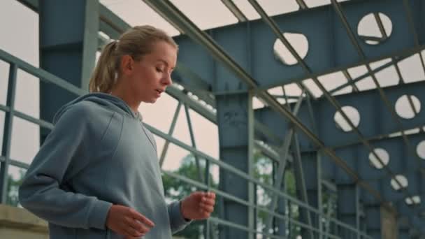 Genç Aktif Sporcu Kadın Sporcu Yaşlarda Kadın Walker Koşucu Koşucu — Stok video