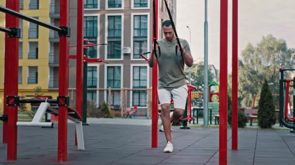 Athlet Kraftvoller Mann Latina Afrikanischer Muskulöser Kerl Der Beine Sport — Stockvideo