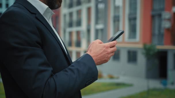 Gros Plan Mains Masculines Tactile Écran Mobile Tenir Appareil Téléphone — Video