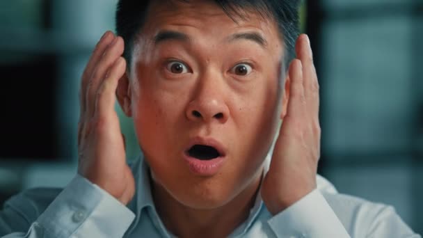 Счастливое Эмоциональное Восторженное Лицо Азиатского Корейского Китайского Среднего Возраста Мужчина — стоковое видео