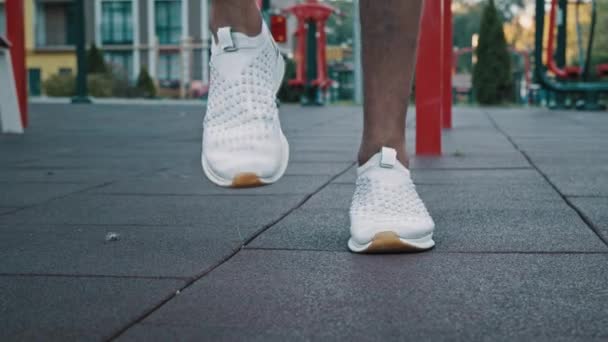 Крупним Планом Ноги Спортсмена Чоловіка Білих Модних Кросівок Професійне Спортивне — стокове відео