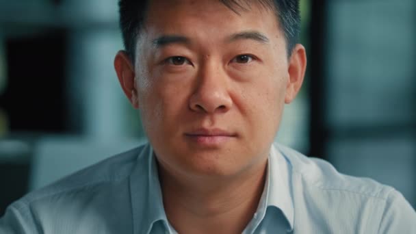 プロビジネスマン従業員40代シニア起業家労働者アジア系中国人日本人男性チームリーダー事務員現代的なオフィス会社でポーズをとる人男性自信のある肖像室内 — ストック動画