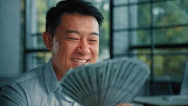 Wohlhabende Asiatische Koreanische Mann Erfolgreiche Reiche Geschäftsmann Banker Investor Halten — Stockvideo