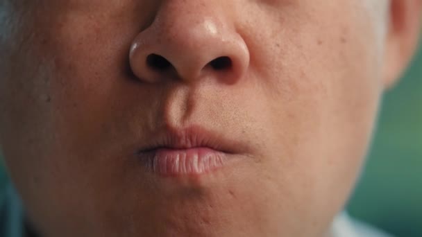 アジアの病気の男性不健康な大人の男性患者は歯痛歯痛のケアの問題を感じる口腔疾患中年男性のタッチが頬を傷つけガム悪い衛生上の問題は医療ヘルプが必要 — ストック動画