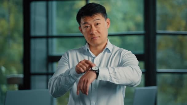 Nervózní Senior Businessman Boss Zaměstnavatel Dochvilný Asijský Člověk Čekat Setkání — Stock video