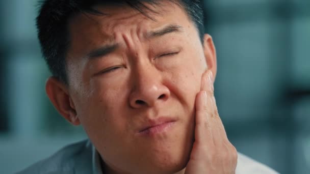 Asiatisk Man Professionell Anställd Känner Tandvärk Obehag Lider Tandvärk Sjuk — Stockvideo