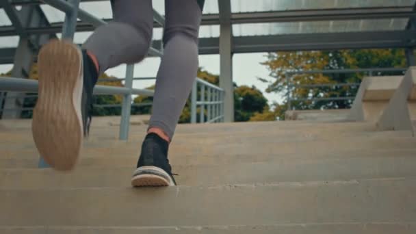 Zamknij Się Kobieta Sportowe Nogi Uruchomiony Fitness Dziewczyna Jogger Biegacz — Wideo stockowe