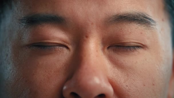 Extremo Close Olhos Masculinos Coreano Japonês Chinês Insalubre Homem Com — Vídeo de Stock