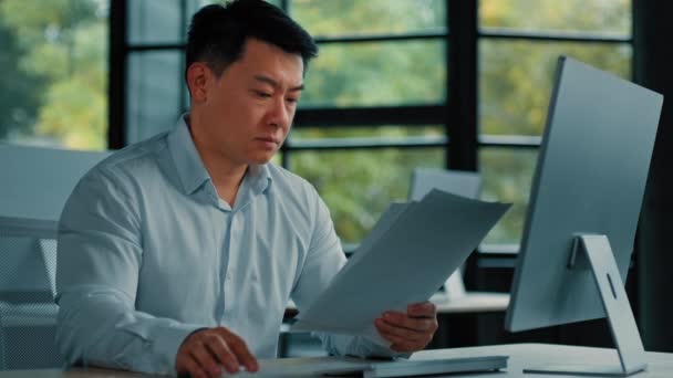 Zoufalý Smutný Asijské Japonec Senior Specialista Businessman Sedět Kanceláři Číst — Stock video