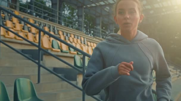 Athletic Kobieta Biegacz Jogger Działa Stadionie Utwór Cardio Trening Świeżym — Wideo stockowe