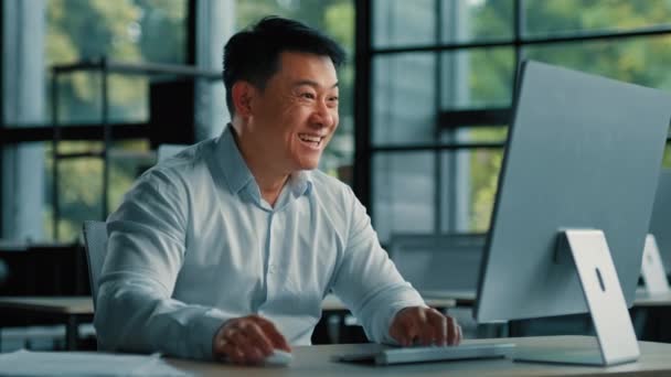 シニア幸せな感情的なビジネスマン男性勝者投資家40アジアの韓国人男性はビジネスの成功を祝うキャリア成長は商業ベットの利益を獲得成功した進歩は興奮勝利を感じる喜び — ストック動画