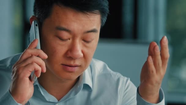 不満を持つ男性ビジネスマン顧客不満を抱くアジア系韓国人怒っている男性携帯電話を話すことは誤解を招く問題を抱えている顧客とのビジネス紛争を解決するスマートフォンで悪い携帯電話接続 — ストック動画