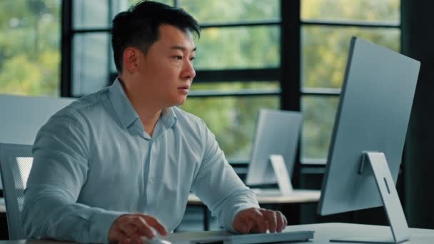Азиатский Бизнесмен Корейский Человек Работающий Интернете Рабочем Месте Трудная Тяжелая — стоковое видео
