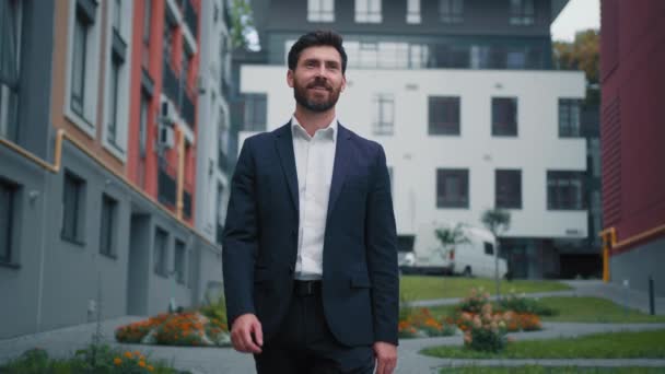 Sebevědomý Chlap Stylový Muž Luxusním Obleku Pěší Ulice Městě Kavkazský — Stock video