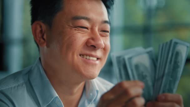 Yaklaş Asyalı Zengin Adamı Yatırımcı Başarılı Erkek Profesyonel Çalışan Para — Stok video