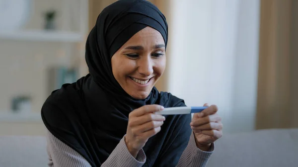 Porträtt Glad Överraskad Flicka Hijab Innehav Graviditetstest Sitta Vardagsrummet Glada — Stockfoto
