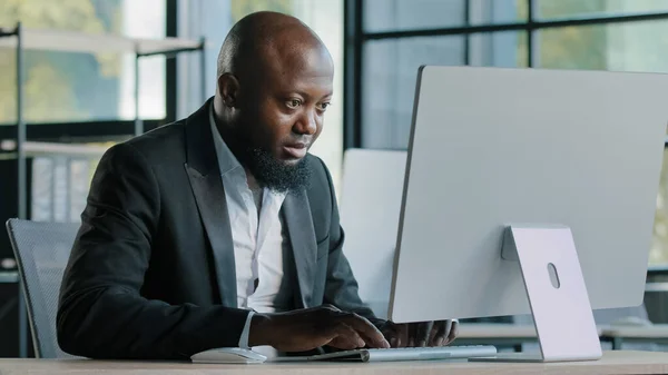 Profesjonalny Człowiek Pracownik African 40S Amerykański Biznesmen Tysiąclecia Etniczny Mężczyzna — Zdjęcie stockowe