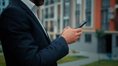 Yakın çekim erkek elleri mobil ekran tutucu modern cihaz telefon aygıtı milenyum yetişkin adam sohbet web sohbet online iş iletişim kontrol medya içeriği sanal bankacılık uygulaması kullanın
