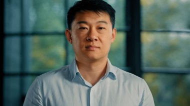 Asyalı, Japon, erkek, işadamı, bankacılık hizmetlerinin yatırımcısı, internet siparişi için limitsiz depozito ile birlikte online ticari alışverişler için kredi kartı tutuyor.