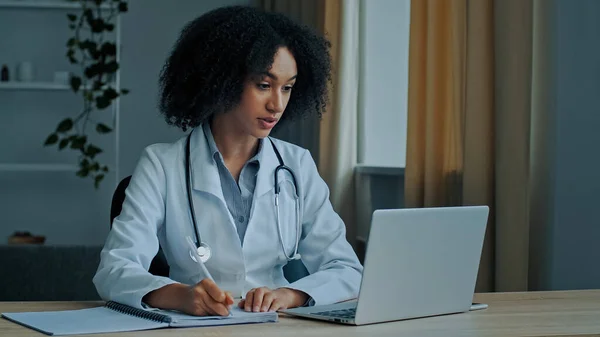 Afrikanische Frau Facharzt Therapeut Arzt Berater Der Klinik Sprechen Videoanruf — Stockfoto