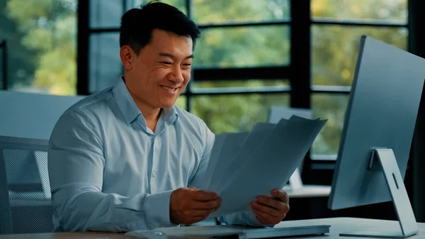 Känslomässig Glad Asiatisk Man Affärsman Kontorist Specialist Arbetare Kinesisk Koreansk — Stockfoto
