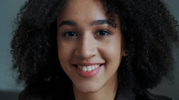 Портрет Усміхнений Доброзичлива Позитивна Красива Афроамериканська Молода Жінка Елегантна Модель — стокове фото