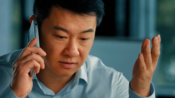Niezadowolony Mężczyzna Biznesmen Klient Zirytowany Azjatycki Wściekły Człowiek Mówi Telefon — Zdjęcie stockowe