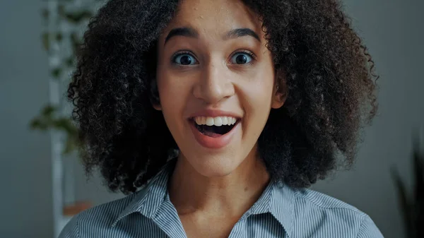 Retrato Sorprendido Feliz Emocional Empresaria Africana Americana Estudiante Ganador Obtener — Foto de Stock