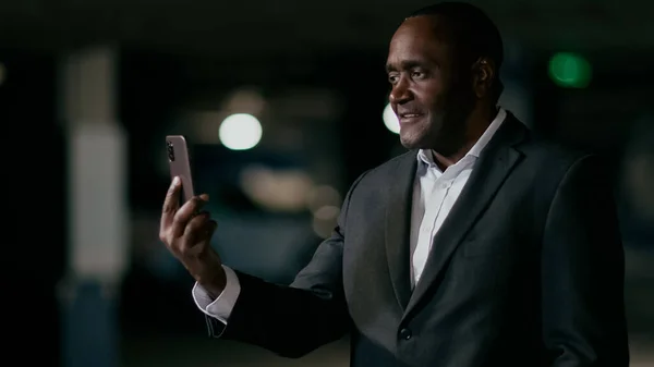 Зрелый Африканский Американский Бизнесмен Разговаривает Видеосвязи Помощью Мобильного Телефона Стоящего — стоковое фото