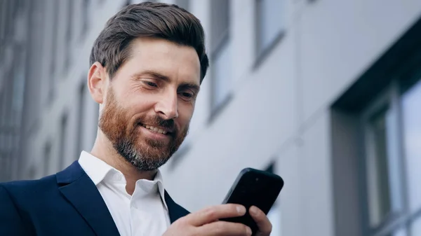 Крупный План Элегантный Красивый Бородатый Мужчина Телефоном Отправляет Электронную Почту — стоковое фото