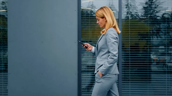 Snygg Elegant Säker Affärskvinna Promenader Utomhus Håller Smartphone Kontroll Post — Stockfoto