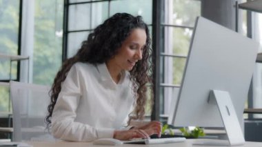 Neşeli mutlu genç kadın bilgisayar oyunu oynuyor neşeli iş kadını ekranda yarışan heyecanlı bayan yarışmacı internetten mesaj yazarak harika bir sonuç elde ediyor.