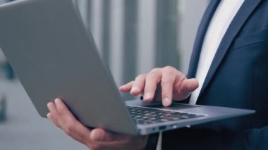 Çekimlerin yakın plan başarılı bir işadamının dizüstü bilgisayarda yazması e-posta okuma mesajlarını kontrol etmesi mutlu bir adamın bilgisayar uygulaması kullanarak çevrimiçi mağazada sipariş vermesi.