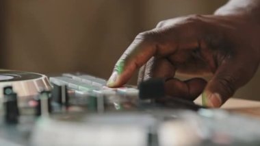 Tanınmayan Afrikalı Amerikalı DJ, bilinmeyen bir müzisyen besteci. Ev kulübü kayıt stüdyo atölyesinde şarkı söylüyor. Yaratıcı yeni kompozisyon ses düzenleyicisi, erkek parmağıyla vuruldu.
