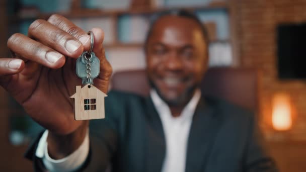 Close Man Holding Keys New Home Blurred Mężczyzna Agent Nieruchomości — Wideo stockowe