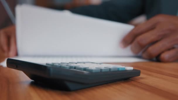 Close Muž Sedí Stolu Počítá Plat Zadává Data Notebooku Účetní — Stock video