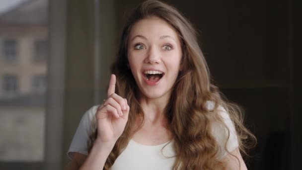 Närbild Glad Entusiastisk Ung Kvinna Tonåring Står Inomhus Höja Pekfingret — Stockvideo