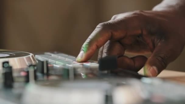 Невпізнаваний Афроамериканський Джей Пише Музику Невідомий Музикант Композитор Який Грає — стокове відео