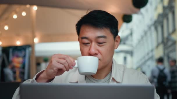 Glücklich Entspannte Asiatische Mann Entspannen Café Kaffee Trinken Heißes Getränk — Stockvideo