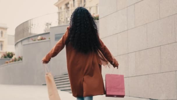 Voltar Vista Trás Menina Hispânico Caucasiano Mulher Comprador Consumidor Shopaholic — Vídeo de Stock