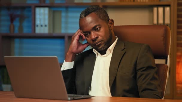 Cansado Sonolento Empresário Afro Americano Sentado Local Trabalho Adormecido Apoiado — Vídeo de Stock