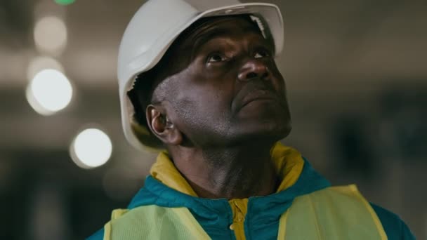 Close Serious Focused Mature Man Professional Civil Engineer Protective Helmet — Stock Video