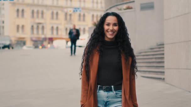 Mutlu Gülümseyen Beyaz Uzun Siyah Saçlı Bayan Kız Sokakta Yürürken — Stok video